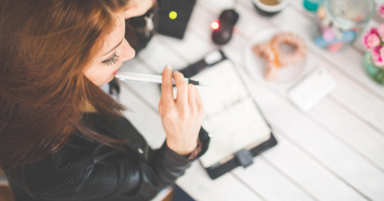 Selbstständige überprüft ihr Qonto Geschäftskonto am Laptop