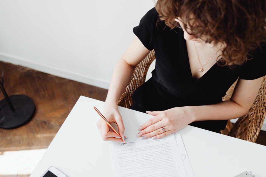 Freelancer fotografiert Kassenbon mit dem Smartphone für die Buchhaltung