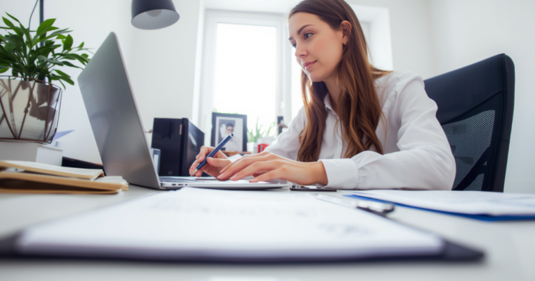 Freelancerin am Laptop macht Buchhaltung und setzt Betriebsausgaben ab