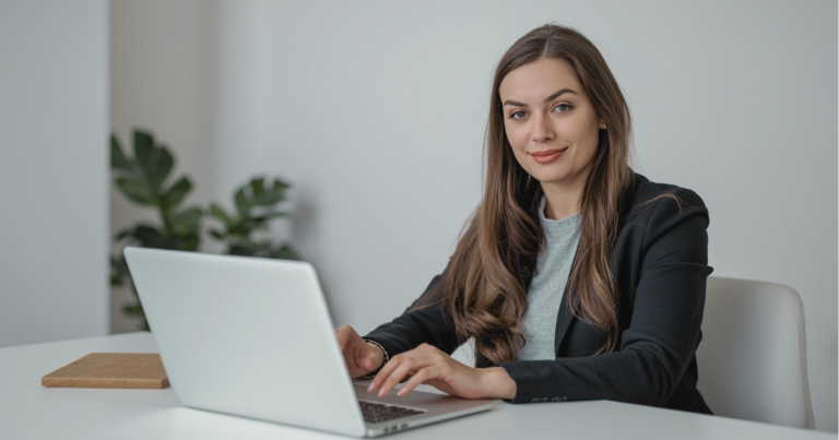 Selbstständige vergleicht Buchhaltungsprogramme am Laptop
