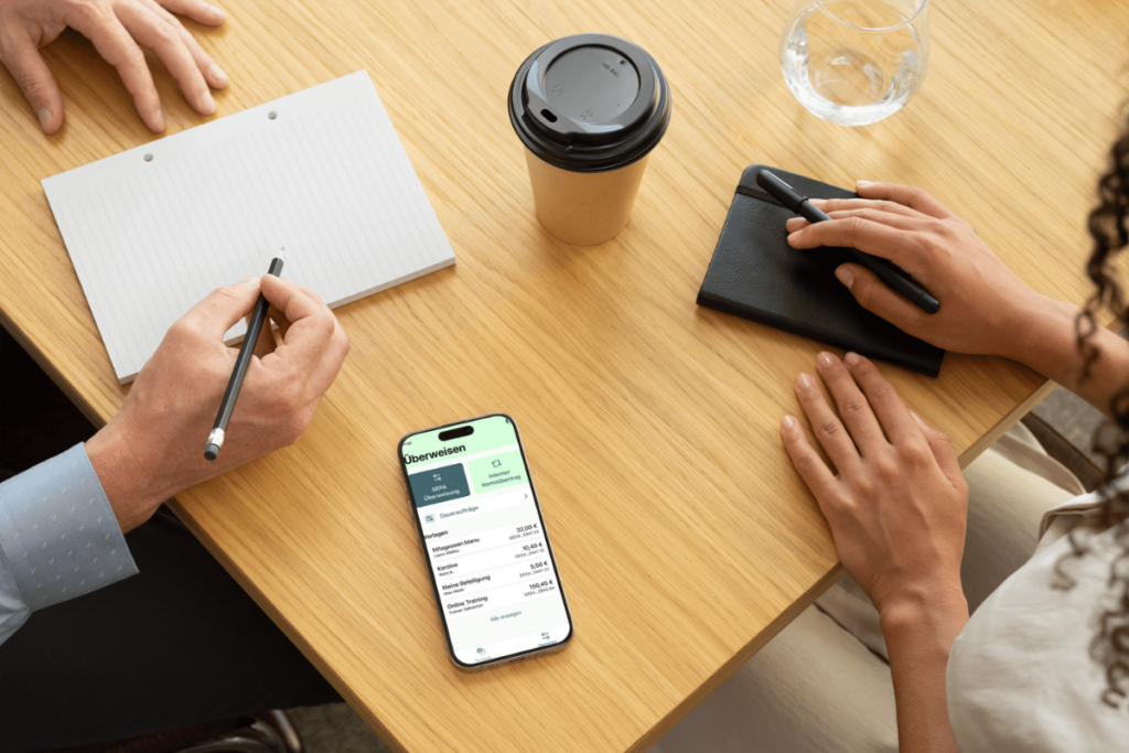 Smartphone zeigt FYRST Banking App – Tarifübersicht Base und Complete