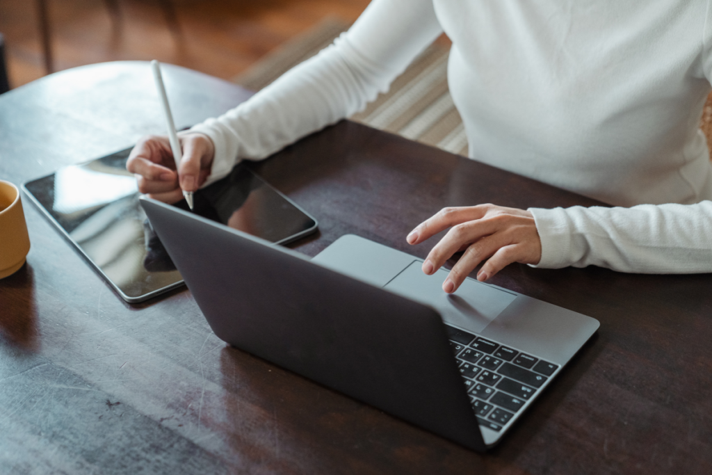 Freiberuflerin beantragt KfW Gründerkredit am Laptop