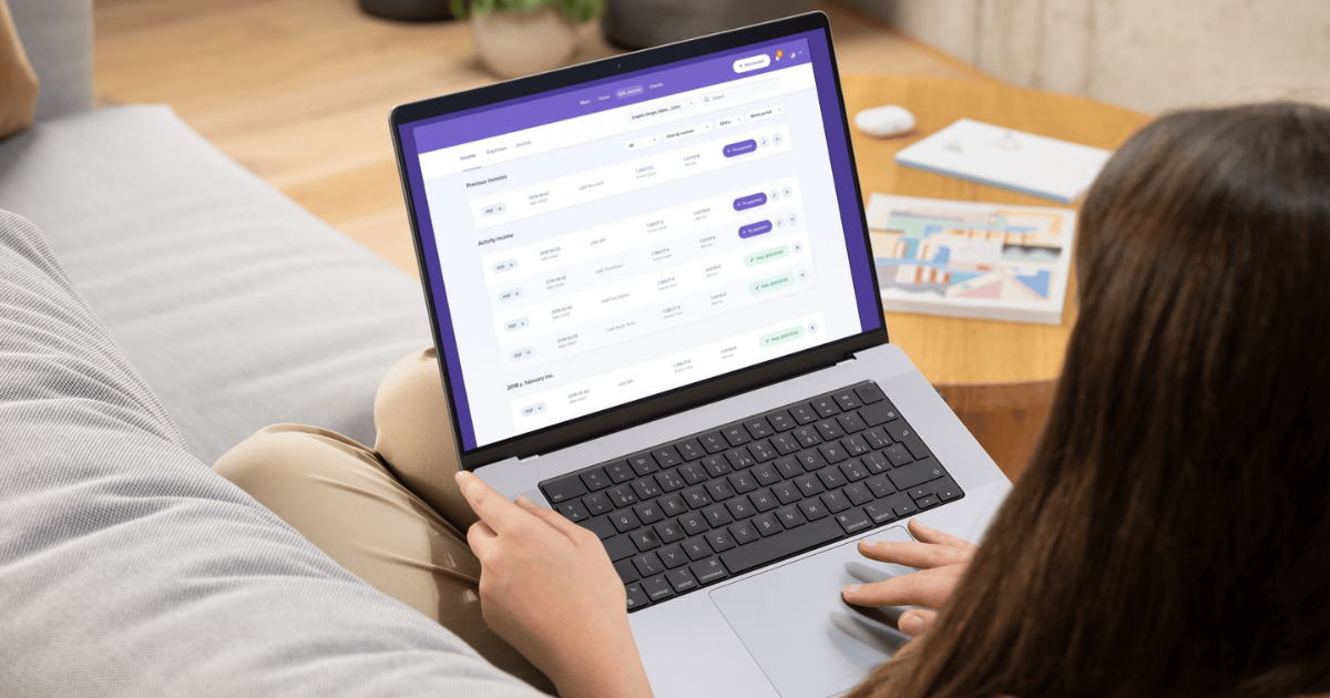 Freelancerin testet Kontist Geschäftskonto am Laptop