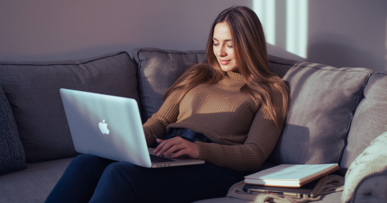 Freelancerin arbeitet nebenberuflich selbstständig am Laptop