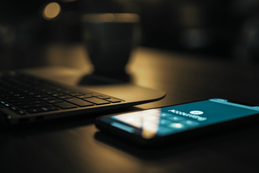 Freelancerin schreibt Rechnung mit der sevdesk App auf dem Smartphone