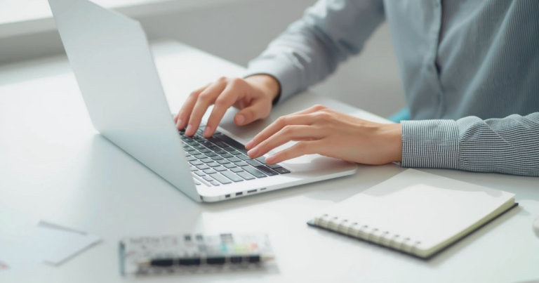 Selbstständige testet sevdesk Buchhaltungssoftware am Laptop