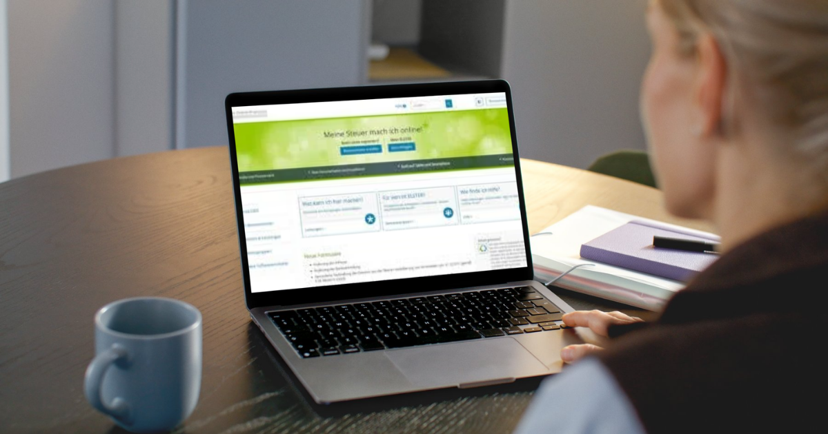 Freelancerin beantragt Steuernummer über ELSTER am Laptop