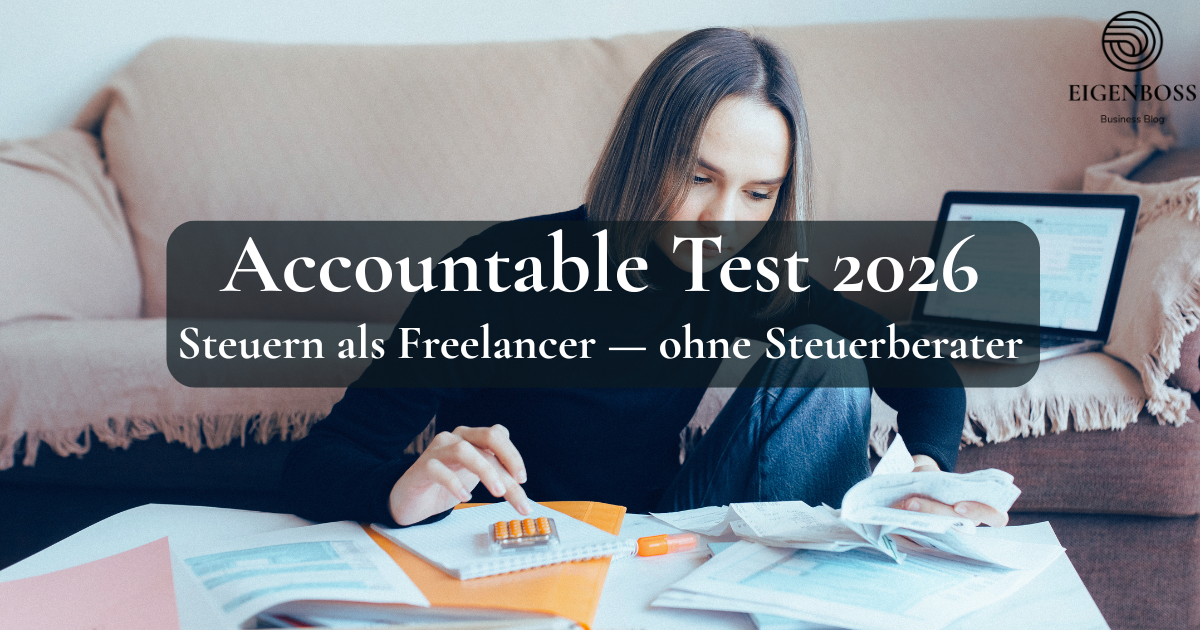 Freelancerin nutzt Accountable Steuer-App auf dem Smartphone am Schreibtisch