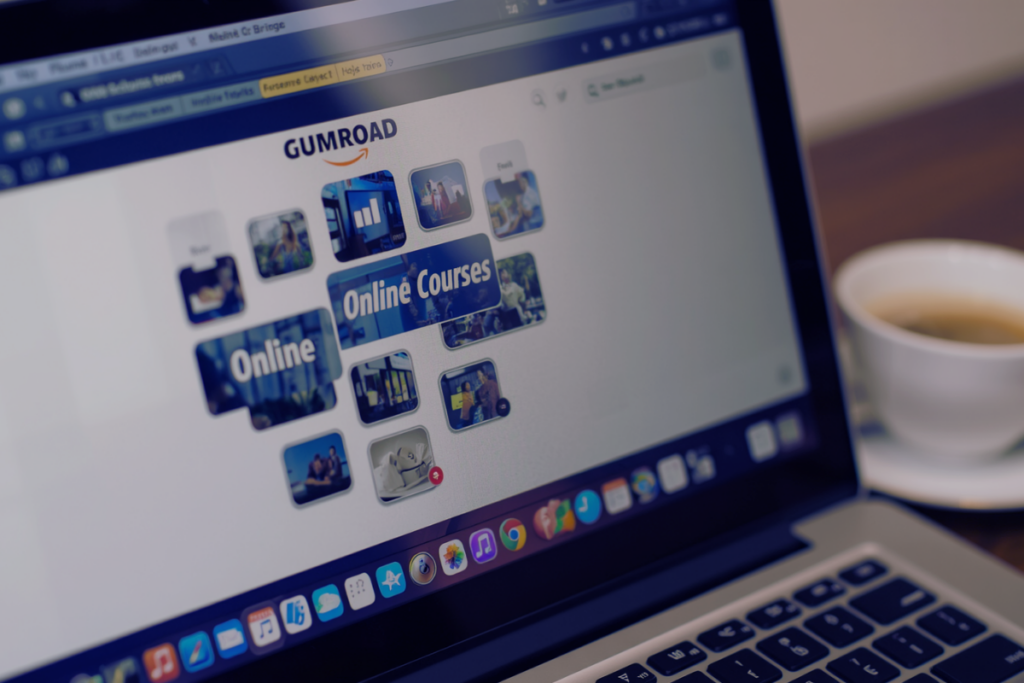 Freelancer verkauft digitale Produkte auf dem Laptop