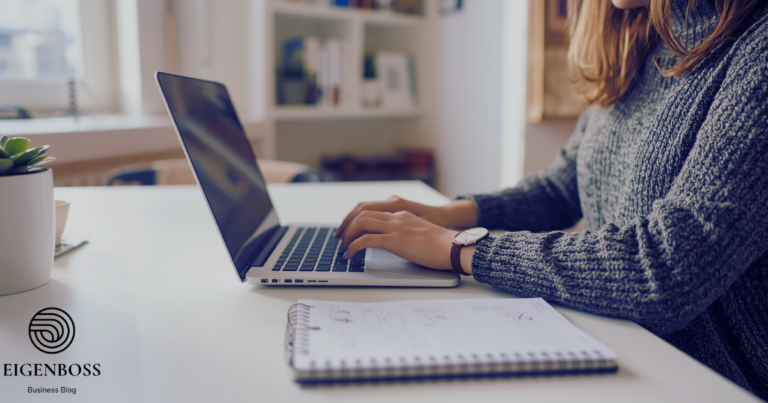 Selbstständige plant Finanzen mit unregelmäßigem Einkommen am Laptop
