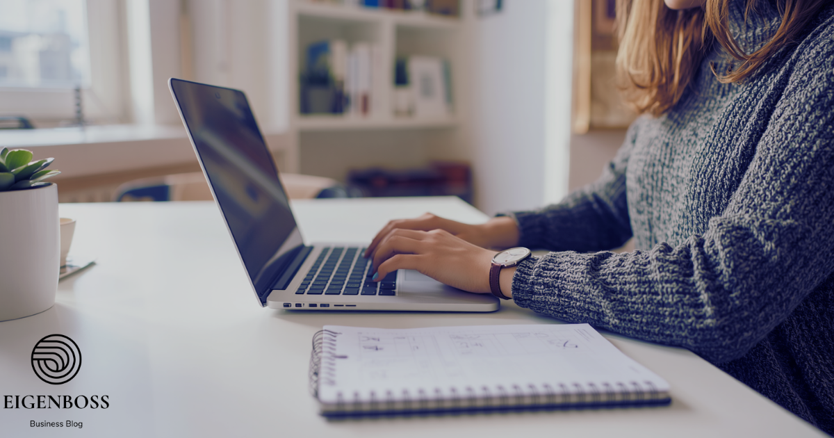 Selbstständige plant Finanzen mit unregelmäßigem Einkommen am Laptop