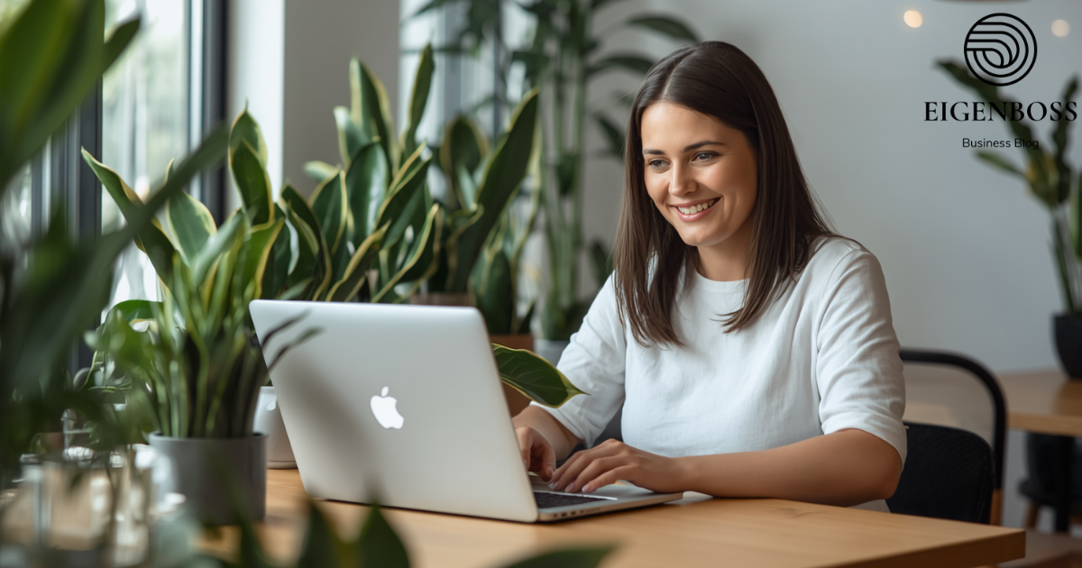 Freelancerin nutzt Finom Geschäftskonto am Laptop
