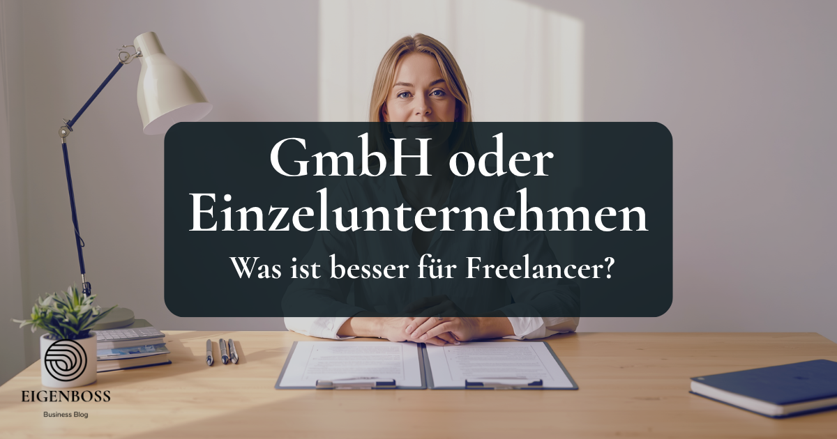 Freelancerin vergleicht GmbH und Einzelunternehmen am Schreibtisch