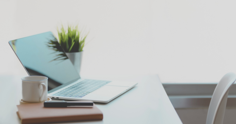 Selbstständige Freelancerin prüft iwoca Kreditantrag am Laptop