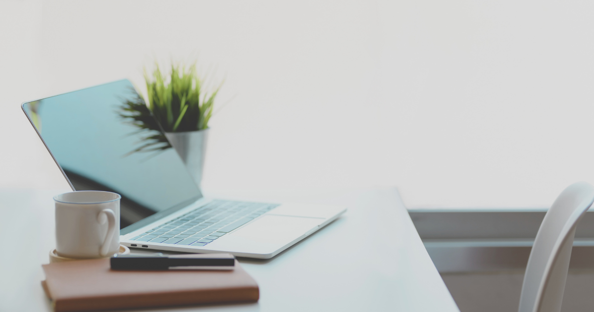 Selbstständige Freelancerin prüft iwoca Kreditantrag am Laptop