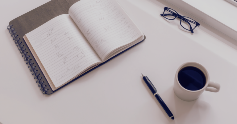 Freelancerin plant passives Einkommen am Laptop