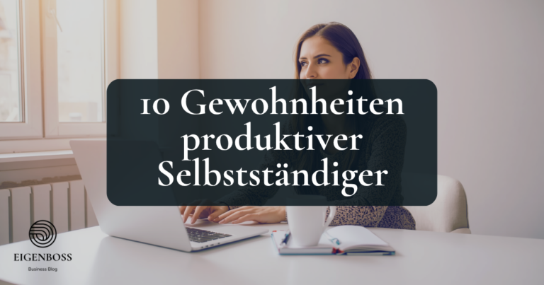 Selbstständige Frau am Laptop mit Notizbuch – produktive Morgenroutine